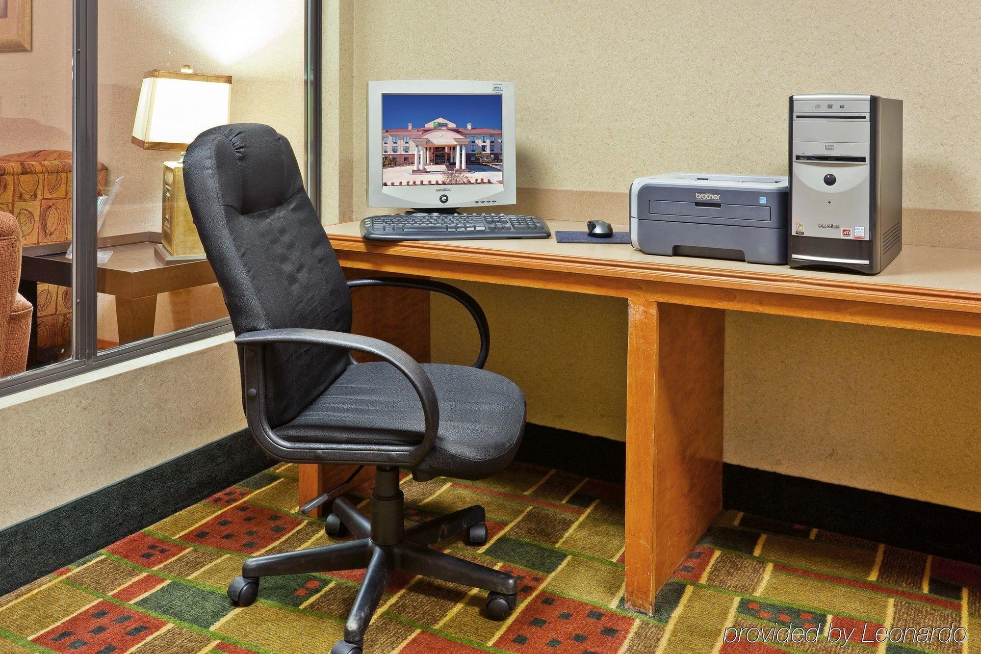Holiday Inn Express Hotel & Suites Forest By Ihg Bagian luar foto