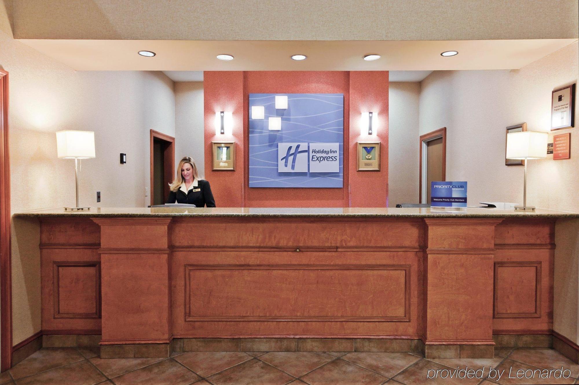 Holiday Inn Express Hotel & Suites Forest By Ihg Bagian luar foto
