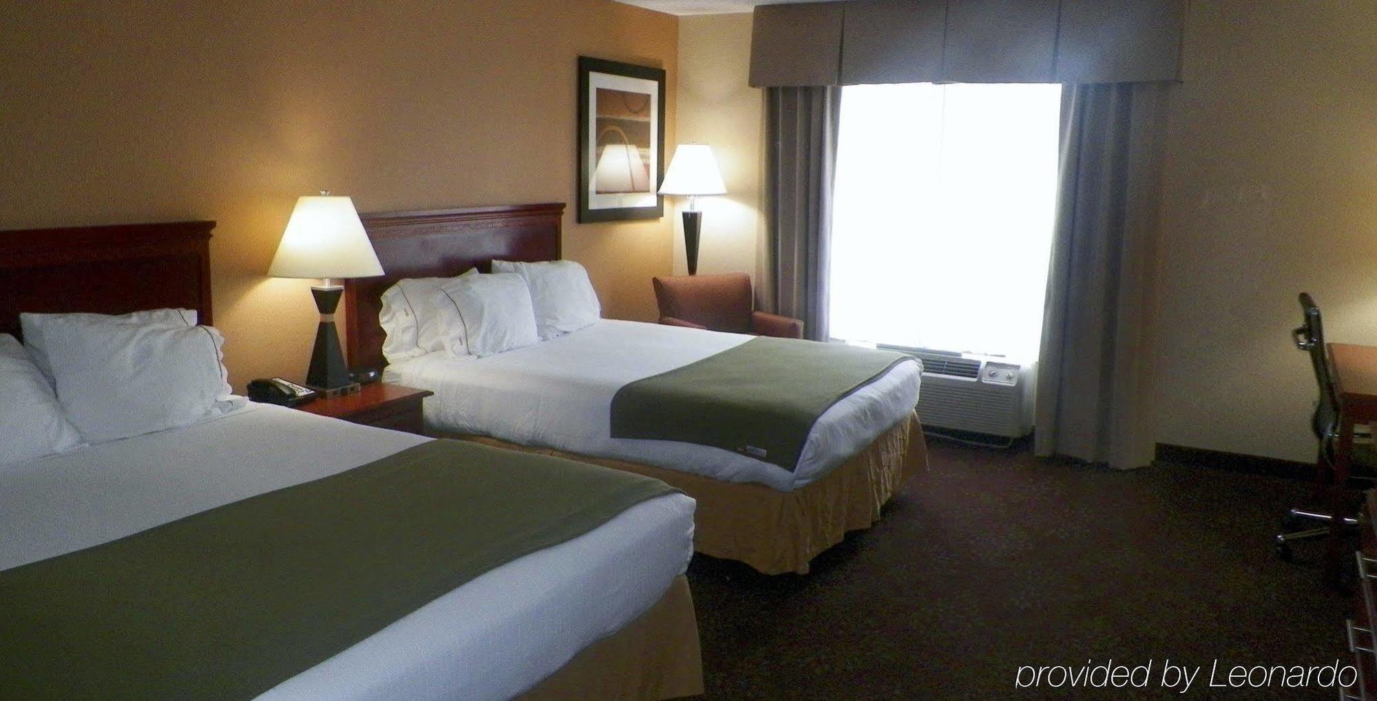 Holiday Inn Express Hotel & Suites Forest By Ihg Bagian luar foto